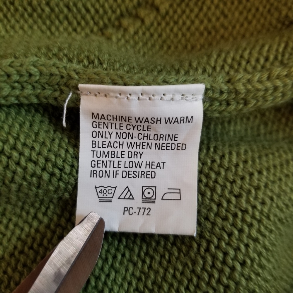IZOD Sweater. - Picture 6 of 6
